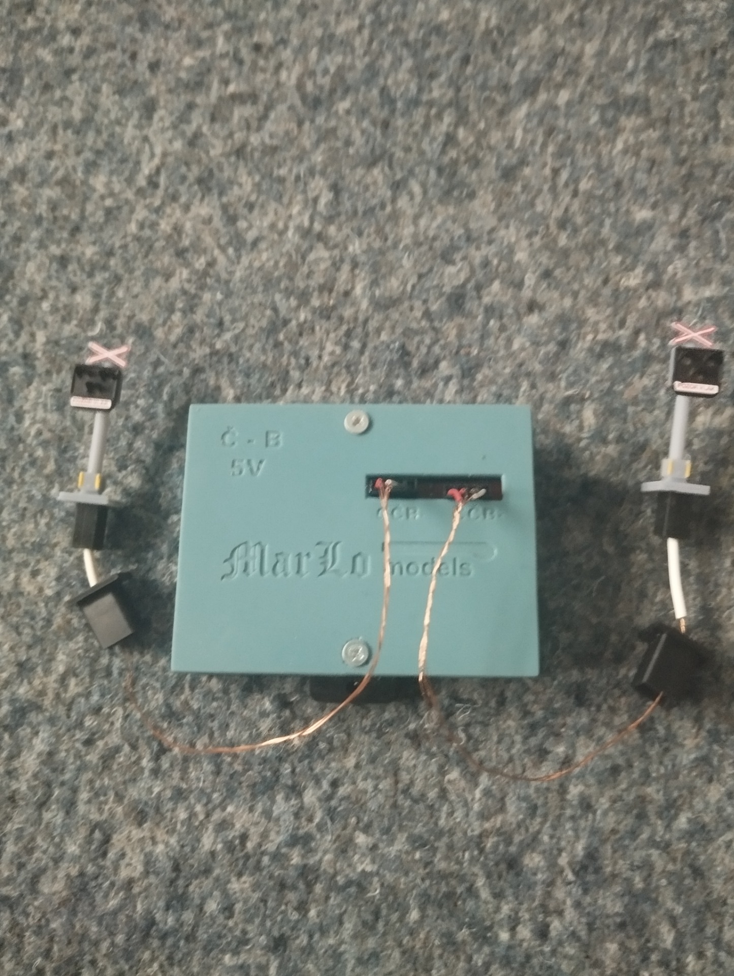 Výstražníky jednokolejného přejezdu bez závor, H0 i TT, 3xled,s elektronikou blikání,verze na přepínání, možno i na TTL přepínání LOW - HIGH(ten o 60kč dražší),napájení 5V cena za komplet 880 kč